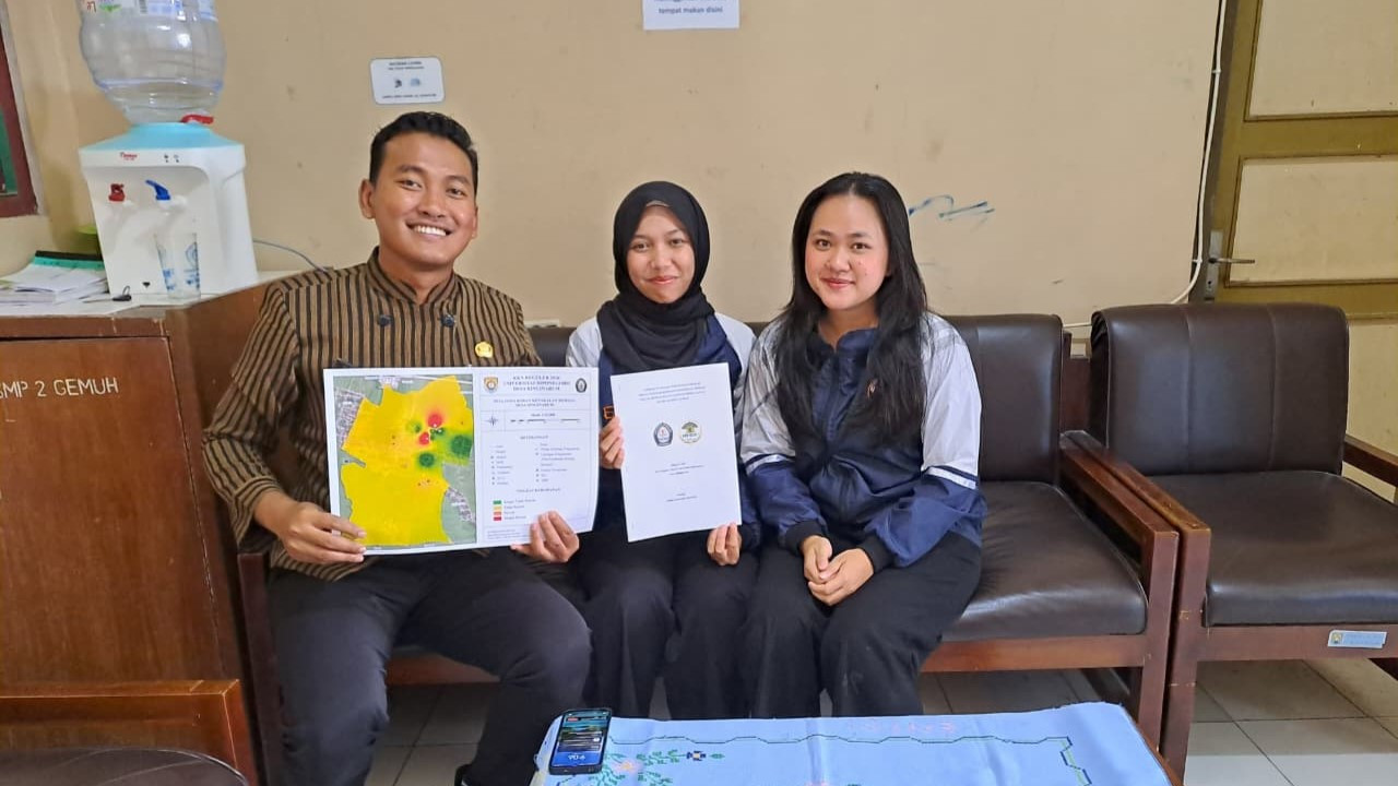 Penyerahan laporan hasil evaluasi kepada Guru Bagian Kesiswaan SMP Negeri 2 Gemuh.