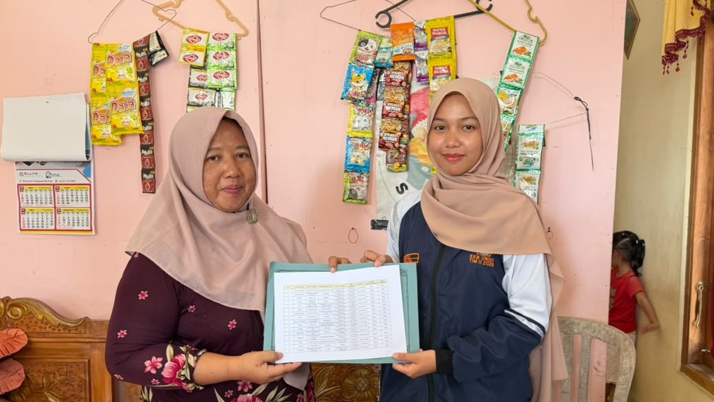 Penyerahan basis data UMKM Desa Ringinarum kepada Koordinator UMKM