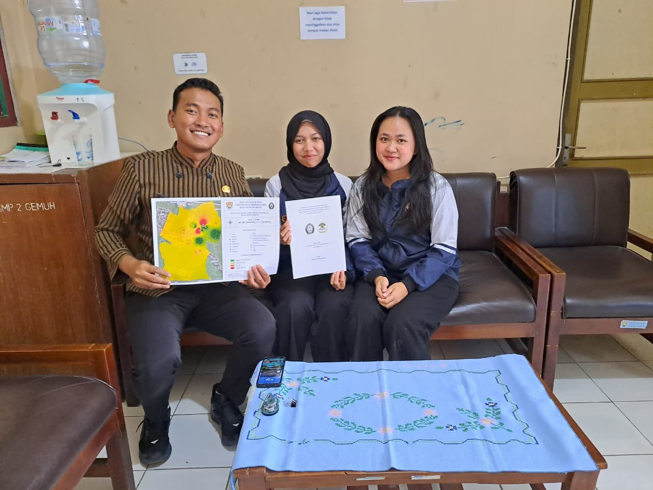 Penyerahan peta hasil Digitalisasi Zona Rawan Kenakalan Remaja Desa Ringinarum