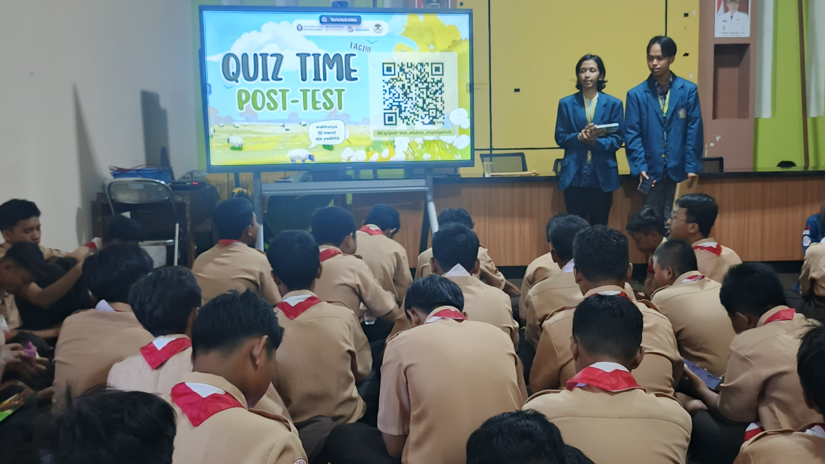 Siswa SMP Negeri 2 Gemuh mengerjakan instrumen pre-test dan post-test sebagai bagian dari evaluasi efektivitas program edukasi.
